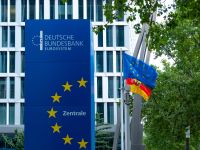 لوحة البنك المركزي الفيدرالي لجمهورية ألمانيا الاتحادية، البنك المركزي الألماني ضمن نظام اليورو، المسؤول عن التحكم في التضخم والسياسة النقدية في ألمانيا.