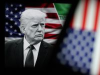 يظهر الرئيس الأمريكي دونالد ترامب خلف علم الولايات المتحدة الأمريكية.