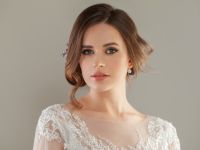 أفكار مكياج هادئ يبرز جمال العيون العسلية للعروس