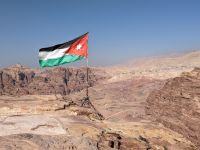 تفسير رؤية علم الأردن في المنام للعزباء لابن سيرين وشاهين