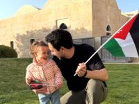 الأميرة إيمان تخطف الأنظار بجاكيت أبيض ووردي في يوم العلم الأردني