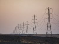 أبراج الكهرباء تمتد على طول الطريق عبر الصحراء المصرية