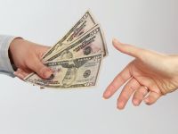 تفسير حلم الميت يأخذ فلوس من الحي للمتزوجه