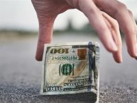 تفسير حلم جمع النقود الورقية من الأرض للمتزوجة