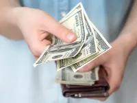 تفسير رؤية الميت يعطي نقود ورقيه