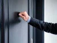 تفسير رؤية شخص يقف عند الباب في المنام