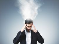 تأثير التوتر وقلة النوم على مظهر الرجل وثقته بنفسه