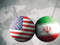 رمزان يحملان علمَي الولايات المتحدة وإيران متقابلان على خلفية خريطة العالم، في إشارة إلى العلاقات والمفاوضات بين البلدين
