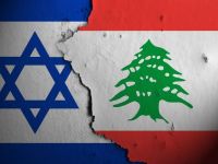 علم لبنان إلى جانب علم إسرائيل في صورة تعبر عن التوترات العسكرية والتطورات الأمنية بين الطرفين