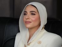آية السيسي تتألق بفستان أبيض مستوحى من الحضارة المصرية خلال افتتاح الأوكتاجون