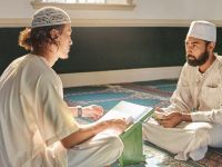 رجل مسلم يرفع يديه بالدعاء في يوم الجمعة وقت الغروب