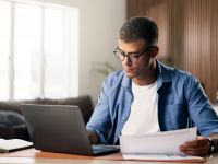 طالب توجيهي يدرس وينظم وقته استعدادًا للامتحانات.