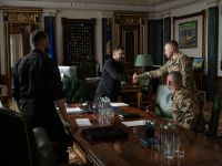 Zelenskyy shaking hands with Drapatyi