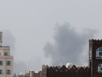 الحكومة اليمنية تعلن استهداف مدرج مطار صنعاء لمنع هبوط طائرة إيرانية.