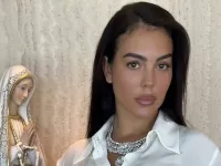 جورجينا رودريغيز تتألق ببدلة بيضاء من غوتشي في يوم الزفاف