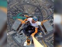 سيلفي فزاع
صعود نائب حاكم دبي حمدان بن محمد آل مكتوم "فزاع"  إلى قمة برج خليفة الأعلى في العالم والتقاط سلفي يظهر مدينة دبي كالأحلام.