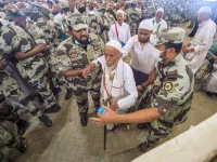 على الرغم أن المملكة ستخصص 60,000 عنصر من رجال الأمن لحماية الحجيج وتنظيم الحج لهذا العام، إلا أن التكنولوجيا سيكون عليها الارتكاز الأكبر، من حيث نشر كاميرات التعرف على الوجوه في كل مكان، ونظام الفحص الإلكتروني لتصاريح الحج في مكانٍ ما.