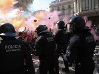 Protesters throw paint and coloured powder to Catalan regional police 'Mossos D'Esquadra' officers during a counter-protest against a demonstration in support of Spanish police in Barcelona on September 29, 2018. 
Pau Barrena / AFP