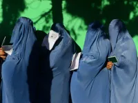 Afghan women wait in line to vote at a polling centre for the country's legislative election in Herat province on October 20, 2018.
HOSHANG HASHIMI / AFP