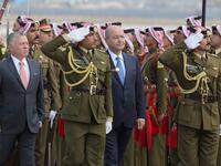 Iraq's President Barham Salih and Jordan's King Abdullah II (L) review an honor guard at Amman's military airport, on November 15, 2018. 
Khalil MAZRAAWI / AFP
