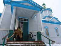 A guide wipes off snows outside the space museum located in Saint Paraskeva church in Pereyaslav-Khemlnytsky, a small town some 80 kilometers southeast of Kiev on January 11, 2019.
ALEKSEY FILIPPOV / AFP