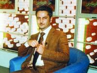 بدأ حياته الإعلامية في إذاعة الرياض وكان مذيعاً لنشرة الاخبار وانتقل إلى مركز الشرق الأوسط تحديداً إذاعة mbc في لندن وعمل كمذيع لنشرة الأخبار وقدم بعض البرامج السياسية وكان يحب الفن و يمتلك صوتاً رائعاً في قراءة الأشعار .