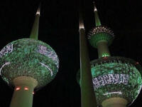 احتفلت الكويت، باليوم الوطني السعودي لتكتسي أبراج الكويت باللون الأخضر، وبصورة الملك سلمان وولي عهده الأمير محمد بن سلمان.