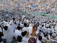 الذين لم يقوموا بالحج سيستطيعون مشاهدة المناسك وفق تقنيات تصوير متطورة للبث الحي وباللغتين العربية والإنجليزية وذلك من قبل شركة الاتصالات السعودية. حيث أن تأخر البث لن يكون لأكثر من 30 ثانية !