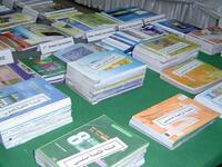 شراء الكتب المدرسية للعام الجديد  في وقت مبكر ليتسنى للطفل تصفحها ويكوّن استعداداته