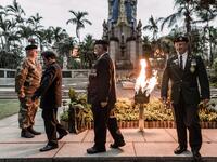 Staff Officers from Defence Reserves of the South African National Defence Force (SANDF) light a gas lamp lit for the Beacon of Light at the Cenotaph in Durban, on November 11, 2018 as part of commemorations marking the 100th anniversary of the 11 November 1918 armistice, ending World War I. 
RAJESH JANTILAL / AFP