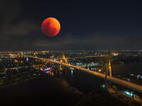Lunar eclipse, super blood moon with view of the Bhumibol bridge and Curve of Chao Phraya River in Bangkok (Shutterstock)