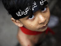 وأيضا وفقا للمسيحية كانت معاناة المسيح في موته واكتملت وانتهت بصلبه في حين أن معاناة وتوبة الشيعة سوف تستمر ليوم القيامة وذلك لمغفرة كل ذنوب الشيعة