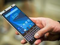 BlackBerry KEYone : 
سيكون مزودًا بلوحة مفاتيح كاملة في عودة إلى البداية، وسيأتي مع شاشة بحجم 5.5 إنش بدقة وضوح 1280 × 720 بيكسل، وسيضم معالجا من كوالكوم من نوع Snapdragon 425، بالإضافة إلى 4 جيجابايت من ذاكرة الوصول العشوائية، مع مساحة تخزين داخلية 32 جيجابايت.