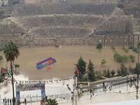 ومن أكثر التعليقات التي لاقت رواجاً في موقع تويتر كان :"ما حد فاهم سياسيات أمانة عمان المغزى من عدم وجود بنيه تحتيه هو تحويل عمان لتصبح مثل البندقية في ايطاليا".