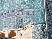 The Imam Mosque ‘s construction began in 1611, and its splendor is mainly due to the beauty of its seven-colour mosaic tiles and calligraphic inscriptions (Twitter)