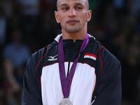 المصارع المصري كرم جابر: عاد النجم المخضرم ليظفر بفضية 84 كغم في المصارعة الرومانية بعد إنجازه التاريخي في أثينا 2004 وذهبية وزن 96 كغم ليعيد إلى مصر جزءاً من ابتسامتها.