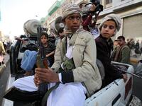 Al-Houthi  terrorist militias  are seducing  children by money to fight  with them in the war (Twitter)