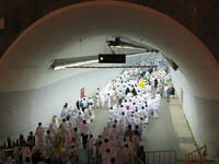 muslim pilgrims mecca tunnel hajj