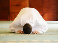 muslim man praying 