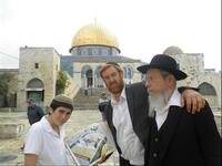 jewish visitors pray at al aqsa
