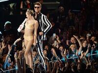 ثم تراقصت سايرس مع ثيكي أثناء أدائهما لأغنية " Blurred Lines" بحركات تشبه إلى حد بعيد حركات راقصات التعري، بالإضافة إلى حركات لسانها المليئة بالإيحاءات الجنسية