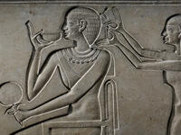 استحوذت العناية بالشعر على اهتمام الرجال والنساء في حضارة مصر القديمة فبينما كان تهذيب الشعر علامة على التطور والنظافة، كانت إطالة الشعر  علامة على القذارة والهمجية. ولما غزا الرومان مصر انحدرت الحلاقة لأن الغزاة كانوا يجدون في إطالة الشعر علامة على القوة.