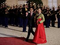 South Korean officials arrive for a state dinner with the South Korean President at the Elysee Presidential Palace in Paris on October 15, 2018. (Geoffroy VAN DER HASSELT / AFP)


