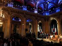 South Korean President Moon Jae-in (C) delivers a speech next to Paris Mayor Anne Hidalgo (2nd-R) during a meeting at the City Hall in Paris on October 16, 2018. (JACQUES DEMARTHON / AFP)