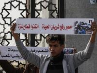 Palestinians protest against the closure of the Rafah crossing point between Egypt and the southern Gaza Strip and the Israeli blockade on the territory, on January 24, 2019 in Rafah. 
SAID KHATIB / AFP