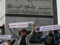 Palestinians protest against the closure of the Rafah crossing point between Egypt and the southern Gaza Strip and the Israeli blockade on the territory, on January 24, 2019 in Rafah. 
SAID KHATIB / AFP