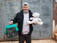 Our vet Dr Yoossef rescued this wonderful cat today 
And like every child , he asked for a teddy bear as a reward. (Twitter/@theAleppoCatman)