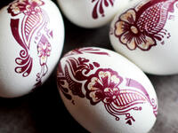 Crack an egg on the wedding night, Morocco: In a bid to expel evil and mark the beginning of a new chapter, a Moroccan bride might break an egg painted with henna on the wall of her new home. She does this on her wedding night. (kojo-designs.com)