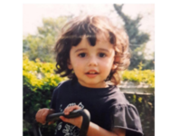نعومي جريس سكوت (ولدت في 6 مايو 1993) هي ممثلة ومغنية بريطانية. 