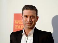 عمر جونيور: حفيد الفنان عمر الشريف الذى حصل علي الجنسية الكندية تبعا لوالدته الكندية ثم اعتنق الديانة اليهودية وأعلن على الملأ تحوله لليهودية وإلى الشذوذ الجنسي.
